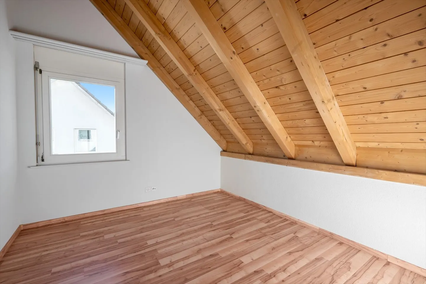 Ottimo appartamento duplex con stufa svedese e grande balcone! - Foto 8 di 11