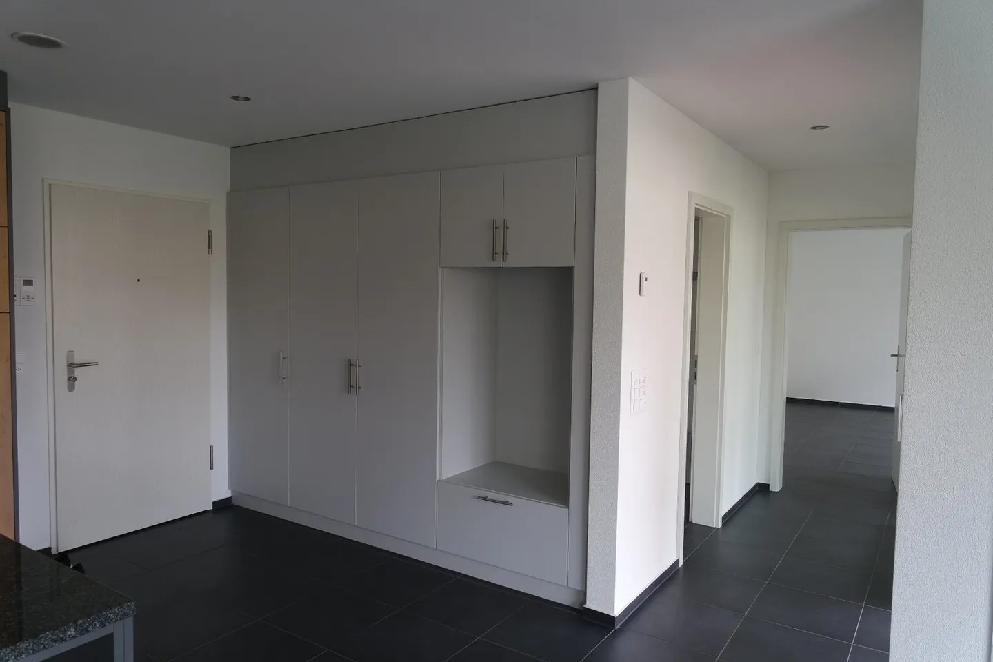 Moderne Wohnung mit Balkon - Foto 3 von 10
