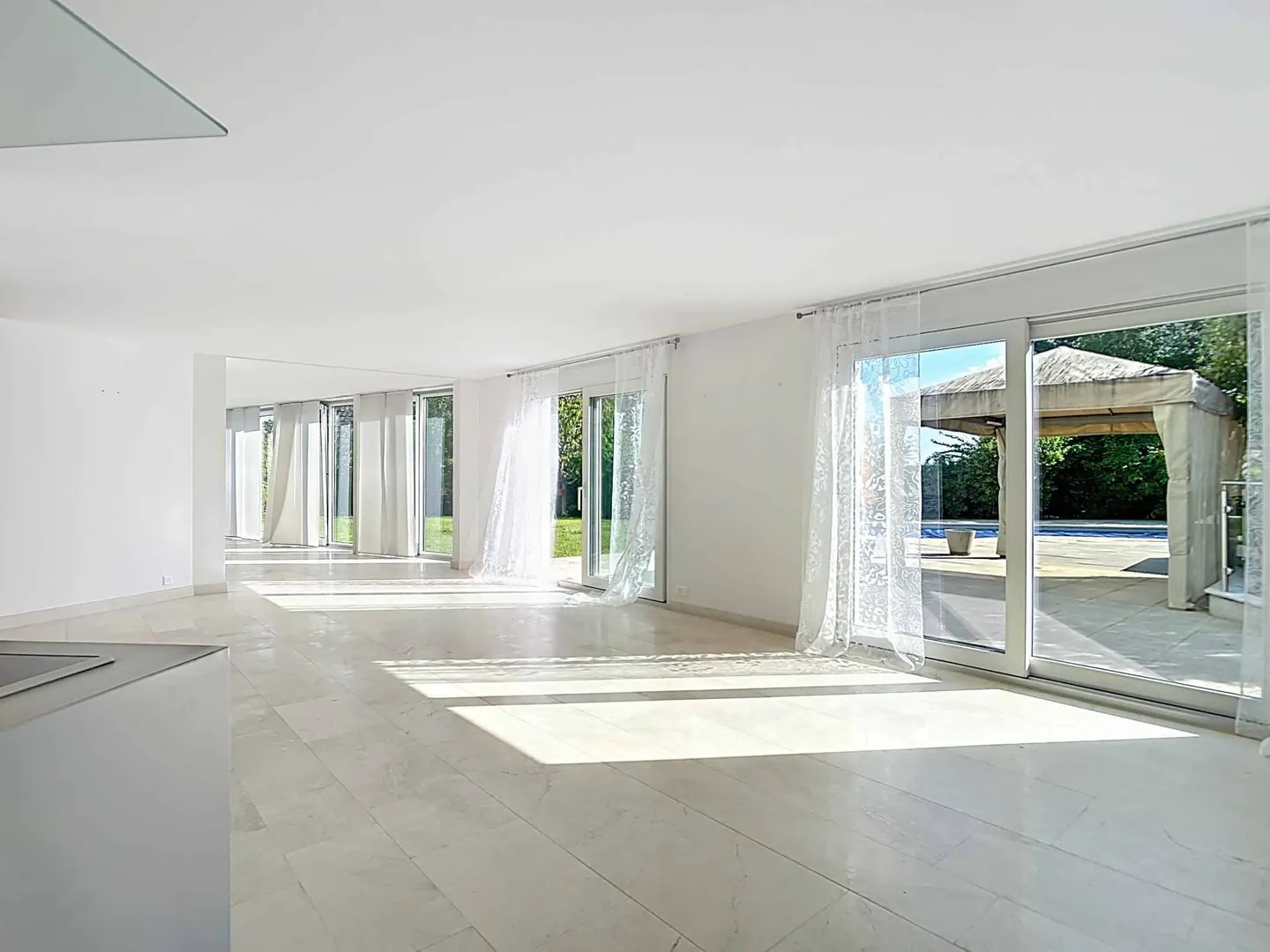 Piano terra spazioso in stile casa con piscina riscaldata vicino all'ISL - Foto 2 di 13