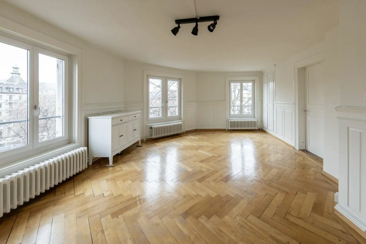 Charmante appartement de 4 pièces dans un immeuble ancien avec terrasse sur le toit dans un emplacement central... - Photo 1 sur 11