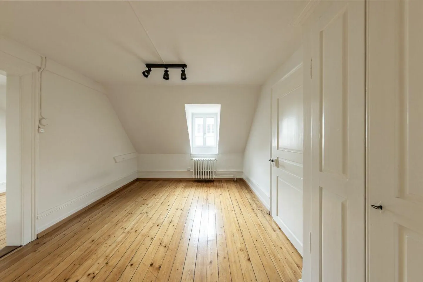 Charmante appartement de 4 pièces dans un immeuble ancien avec terrasse sur le toit dans un emplacement central... - Photo 4 sur 11