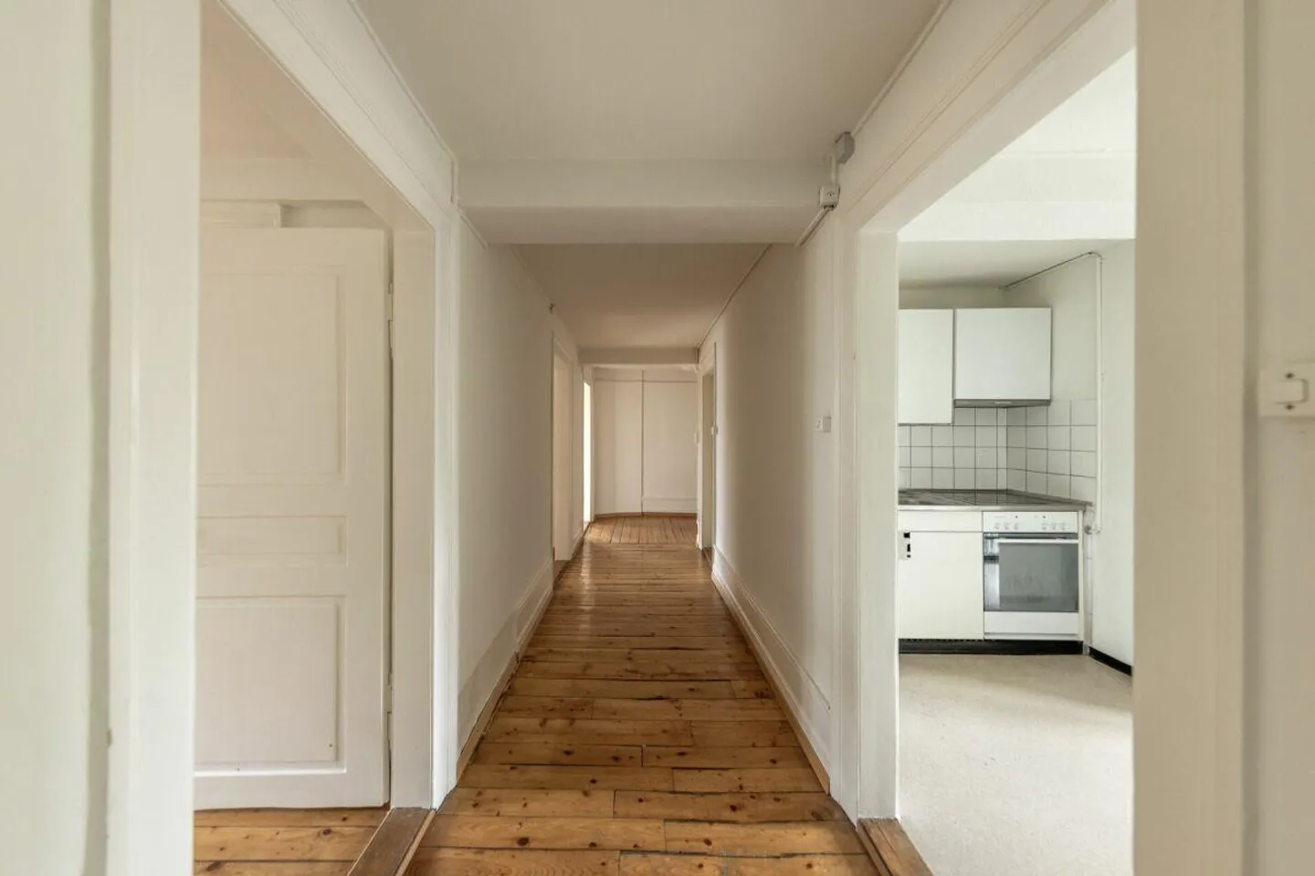 Charmante appartement de 4 pièces dans un immeuble ancien avec terrasse sur le toit dans un emplacement central... - Photo 5 sur 11