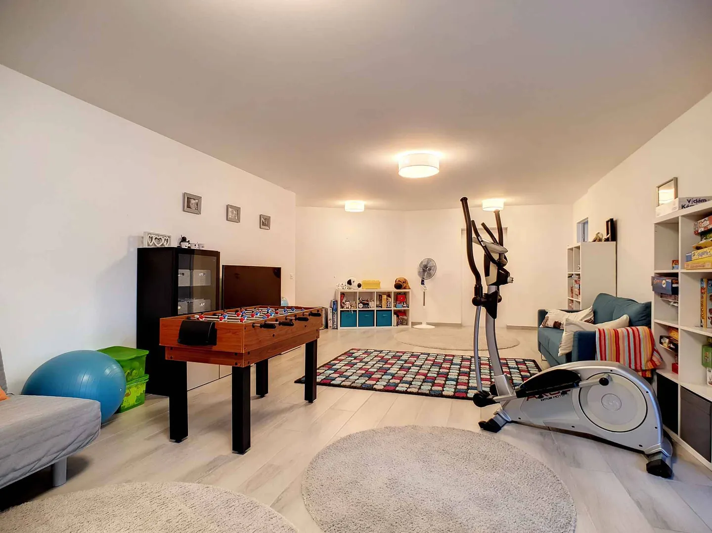 Piano terra spazioso in stile casa con piscina riscaldata vicino all'ISL - Foto 8 di 13