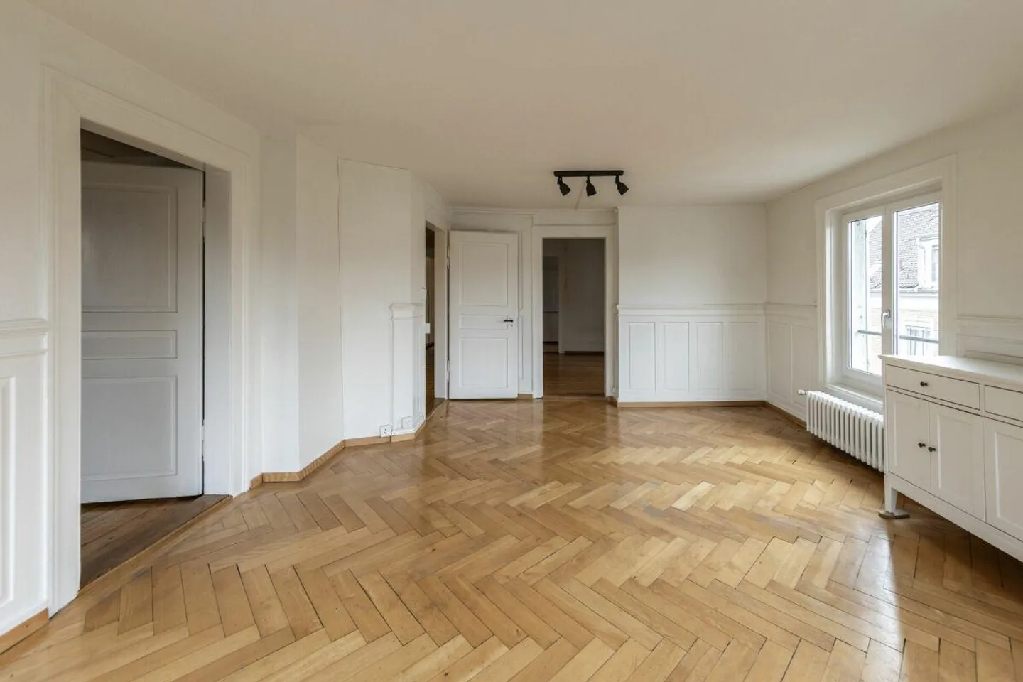 Charmante appartement de 4 pièces dans un immeuble ancien avec terrasse sur le toit dans un emplacement central... - Photo 2 sur 11