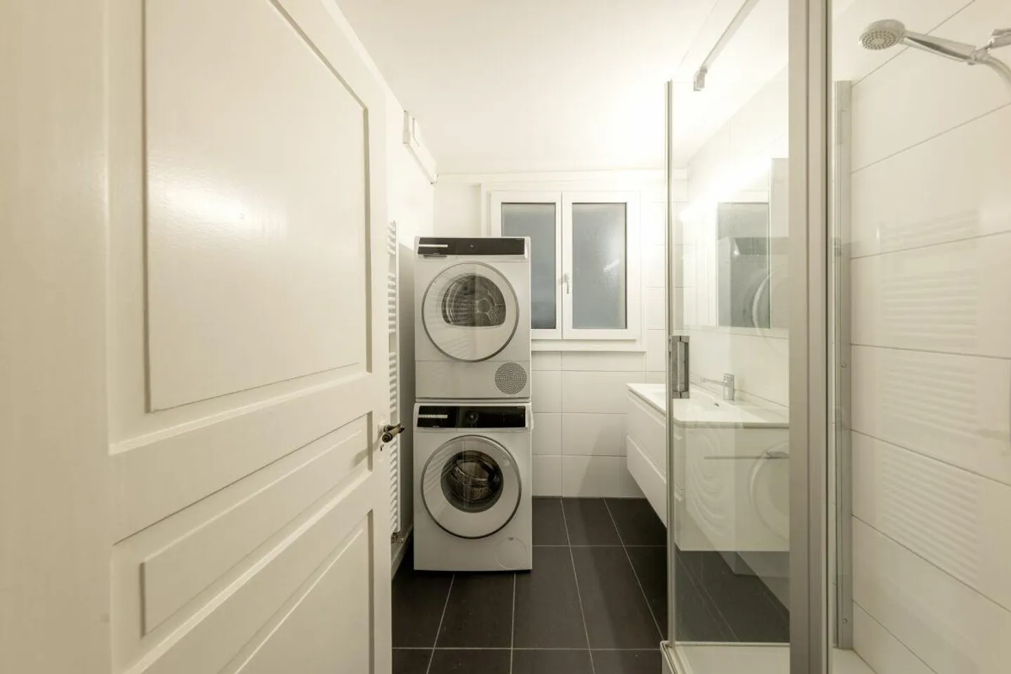 Charmante appartement de 4 pièces dans un immeuble ancien avec terrasse sur le toit dans un emplacement central... - Photo 6 sur 11