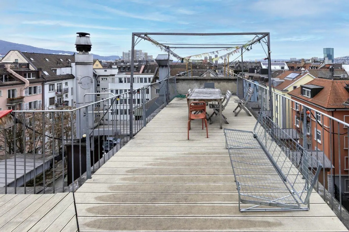 Charmante appartement de 4 pièces dans un immeuble ancien avec terrasse sur le toit dans un emplacement central... - Photo 9 sur 11