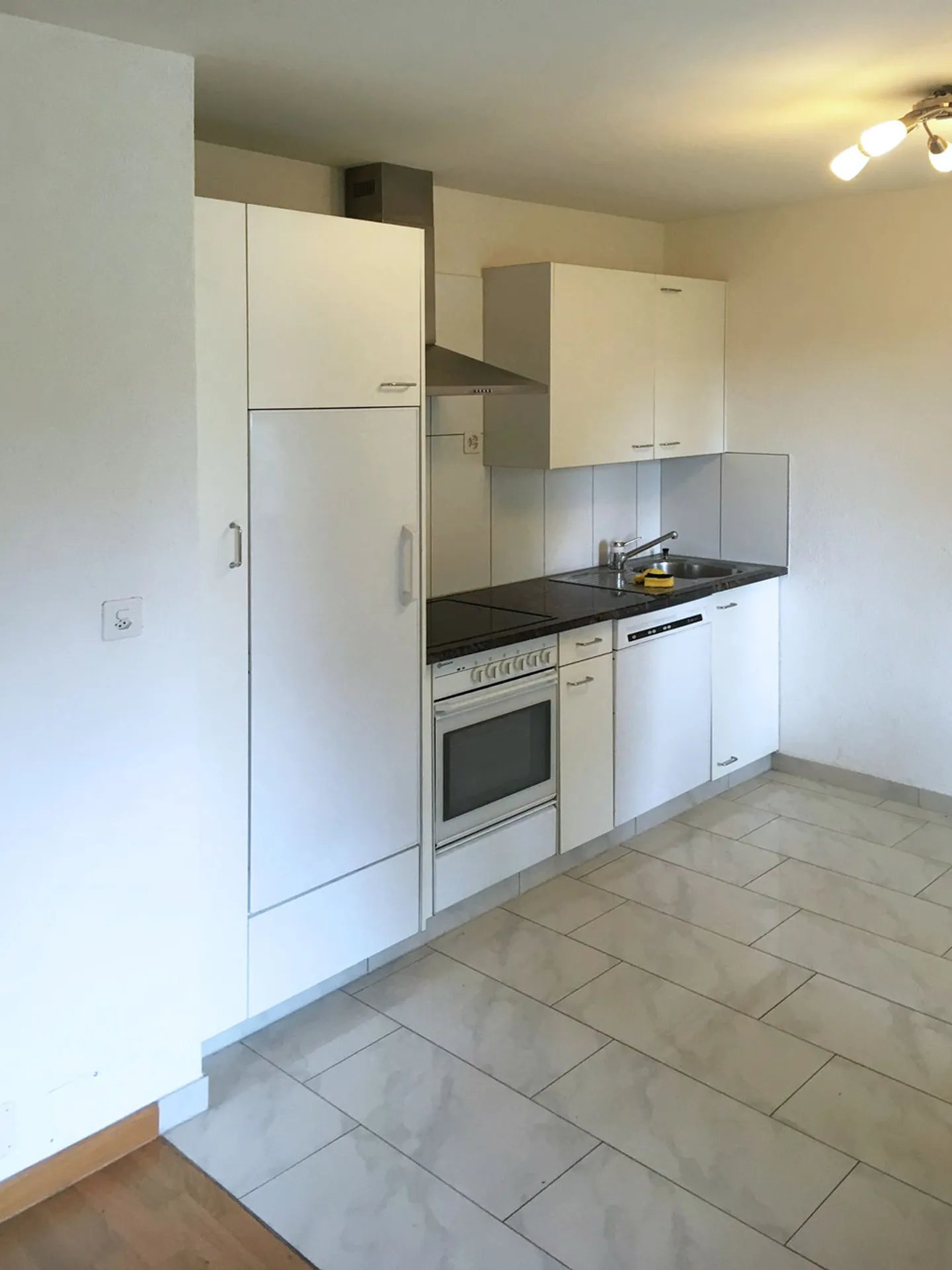 Centrally Located 3-Room Apartment with Balcony and Cellar - Photo 2 of 7