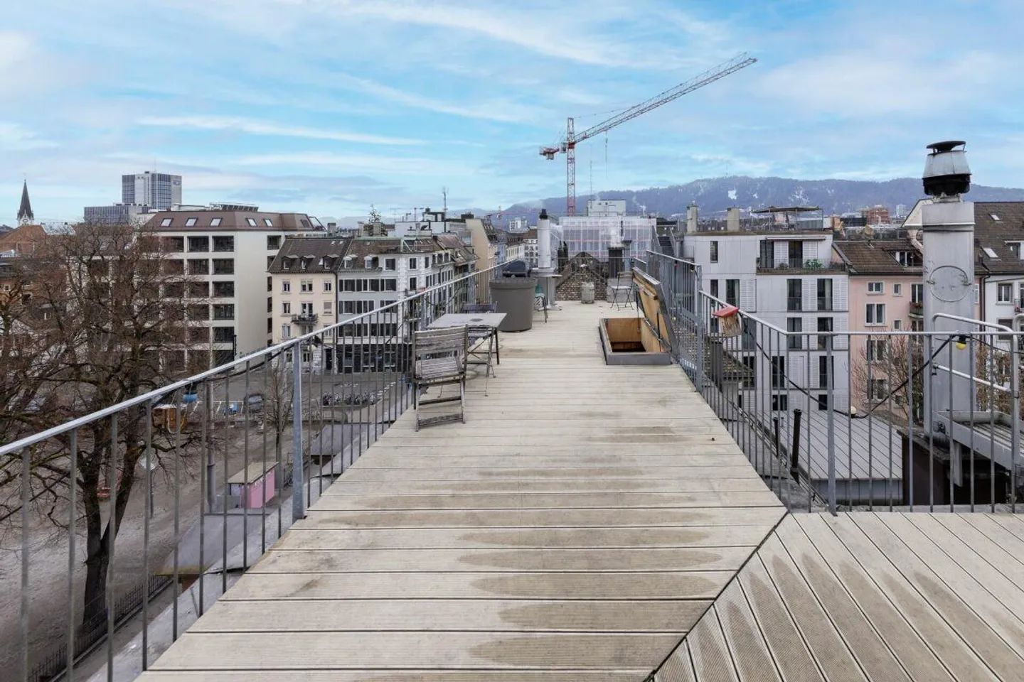Charmante appartement de 4 pièces dans un immeuble ancien avec terrasse sur le toit dans un emplacement central... - Photo 8 sur 11