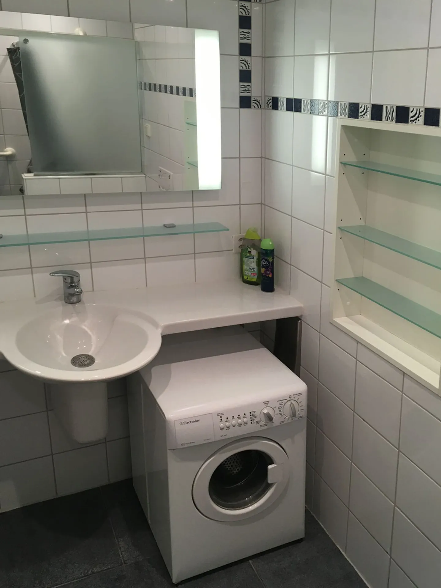 Centrally Located 3-Room Apartment with Balcony and Cellar - Photo 7 of 7