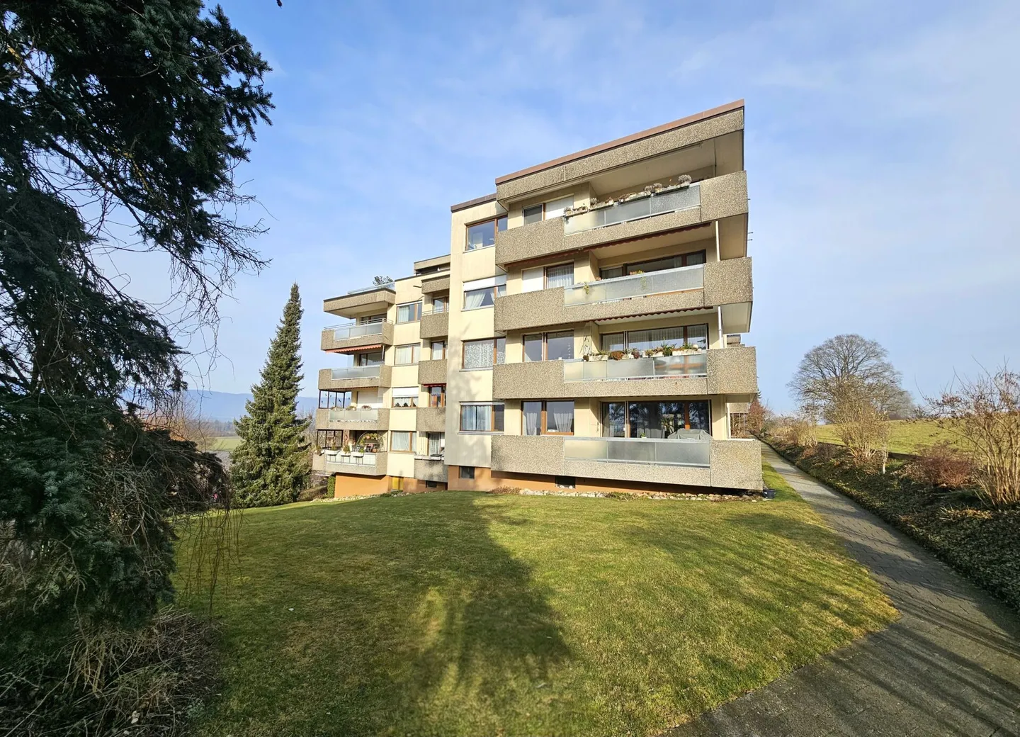 Plaisir de vivre au-dessus des toits de Busswil - avec trois balcons et une terrasse sur le toit - Photo 1 sur 15