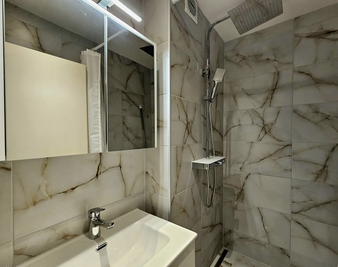 Plaisir de vivre au-dessus des toits de Busswil - avec trois balcons et une terrasse sur le toit - Photo 14 sur 15