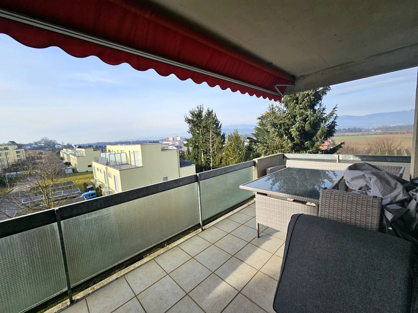 Plaisir de vivre au-dessus des toits de Busswil - avec trois balcons et une terrasse sur le toit - Photo 7 sur 15