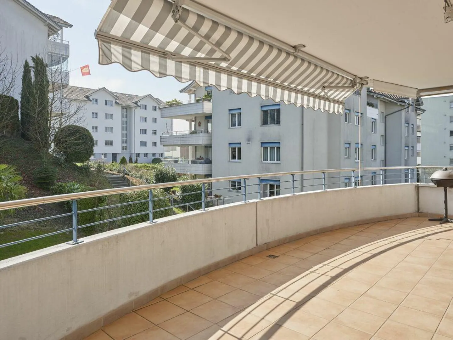 Vivre dans le quartier populaire de Kapf - Photo 3 sur 9