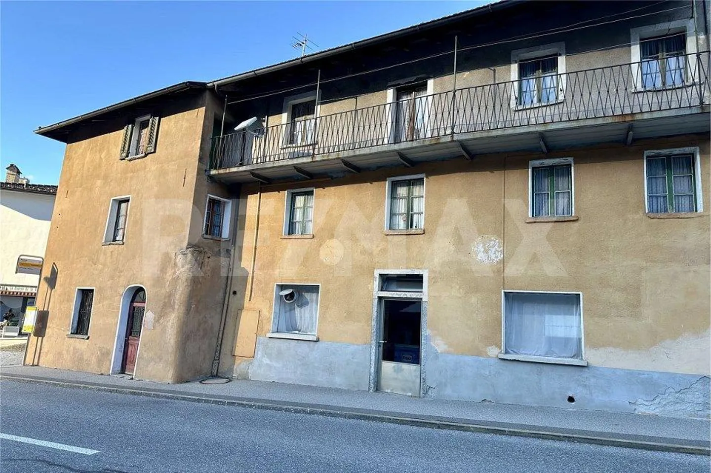 Tessiner Haus mit Gewerbefläche und Renovierungspotenzial - Foto 4 von 13
