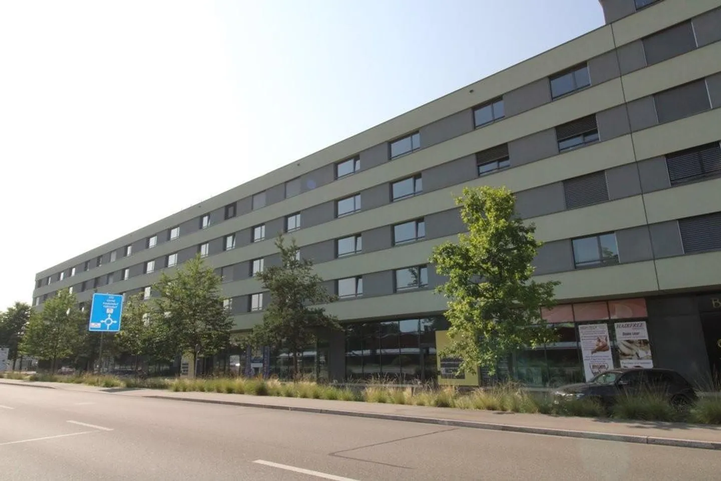 Appartement moderne avec balcon et tour de lavage privé - Photo 1 sur 10