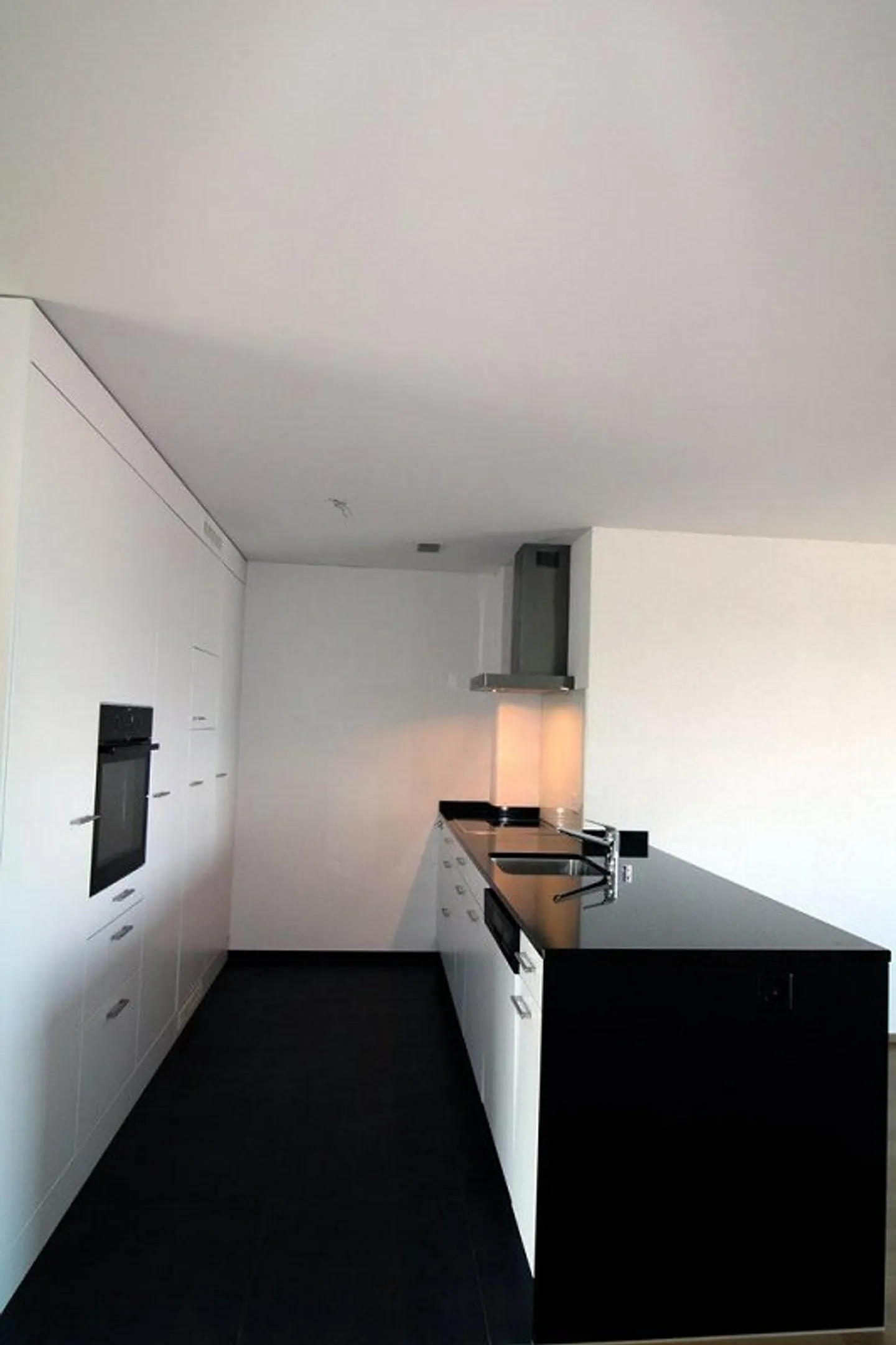 Appartement moderne avec balcon et tour de lavage privé - Photo 2 sur 10