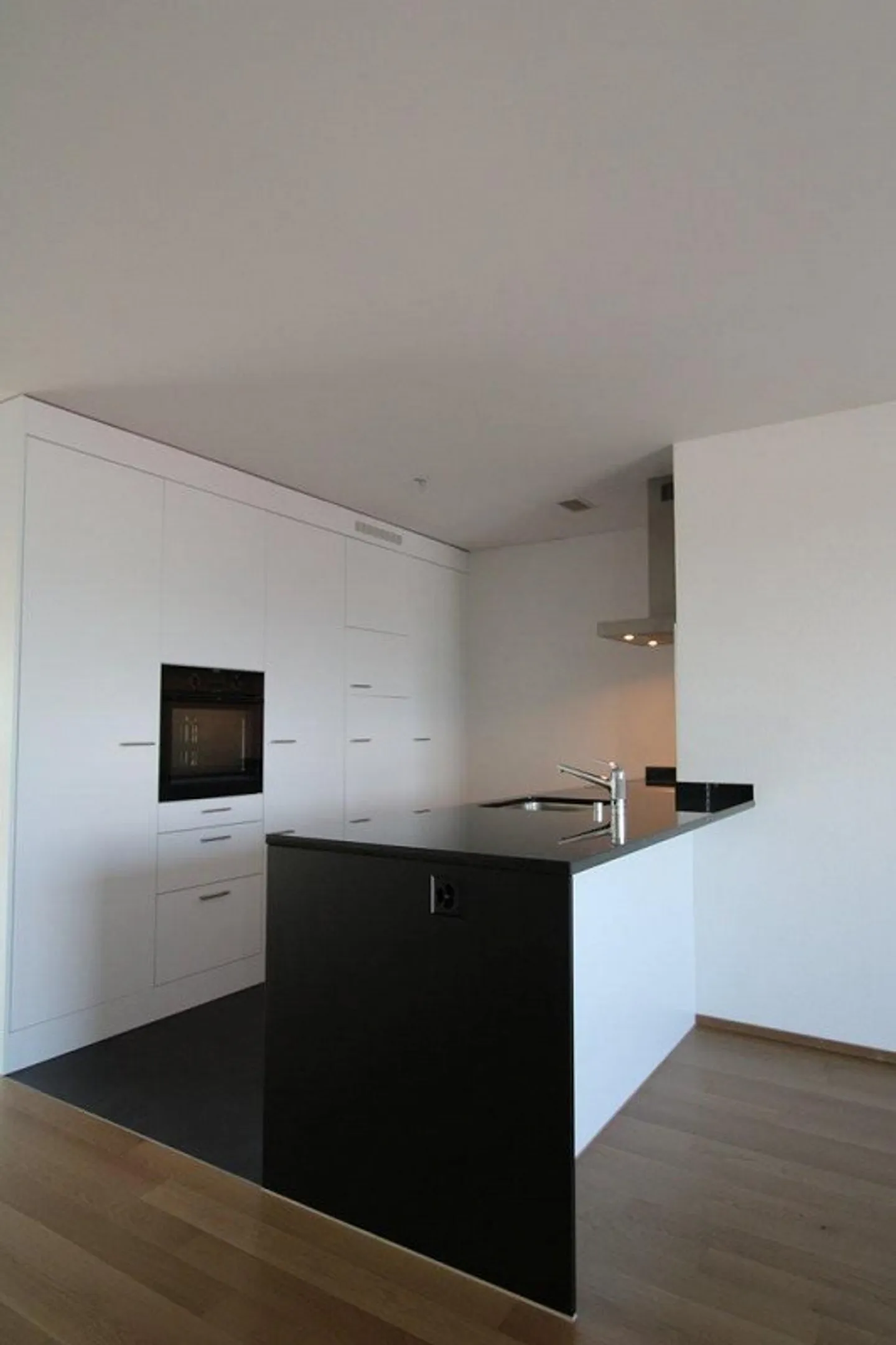 Appartement moderne avec balcon et tour de lavage privé - Photo 3 sur 10