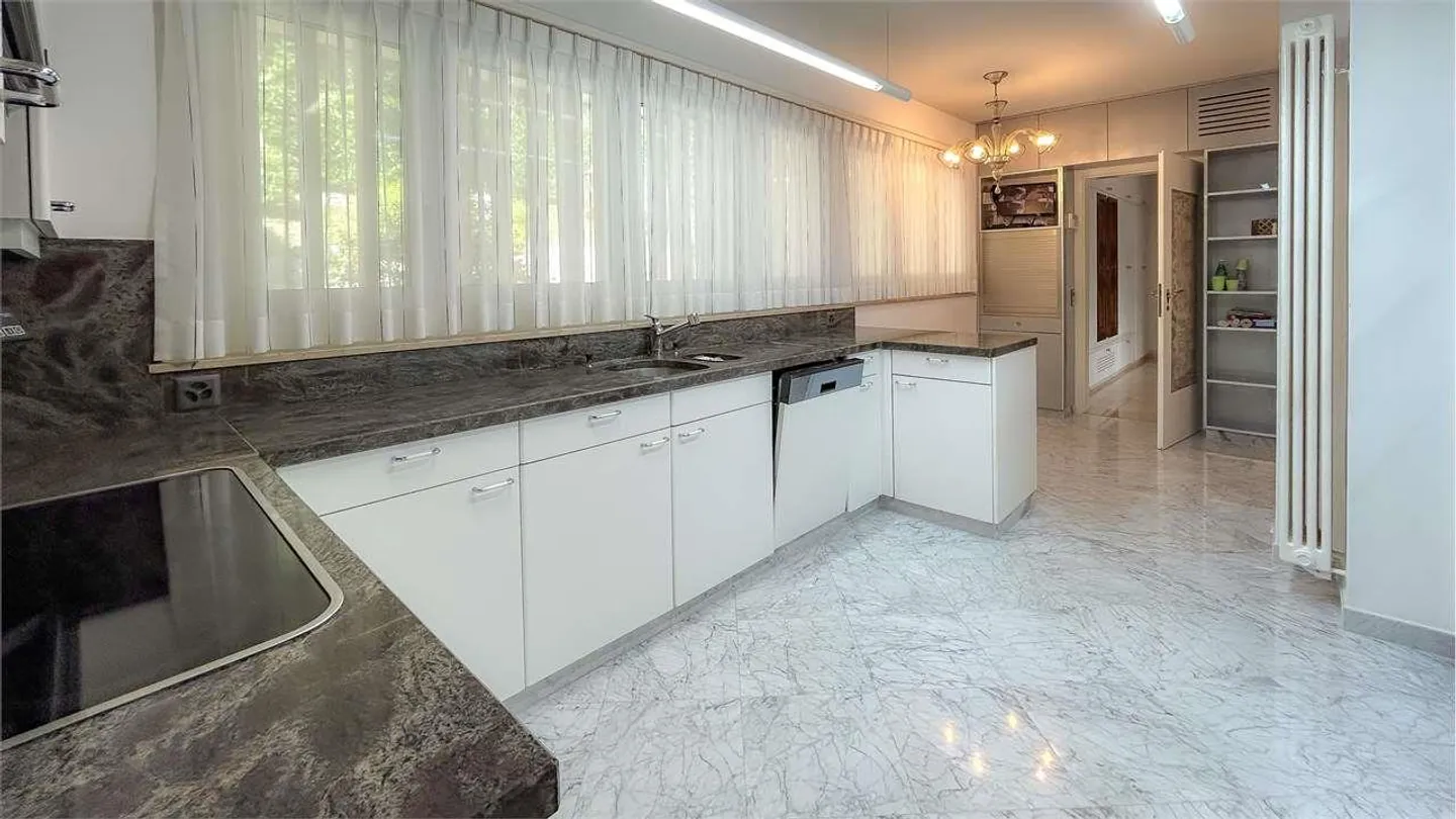 Villa with Pool and Outbuilding - Photo 9 of 13
