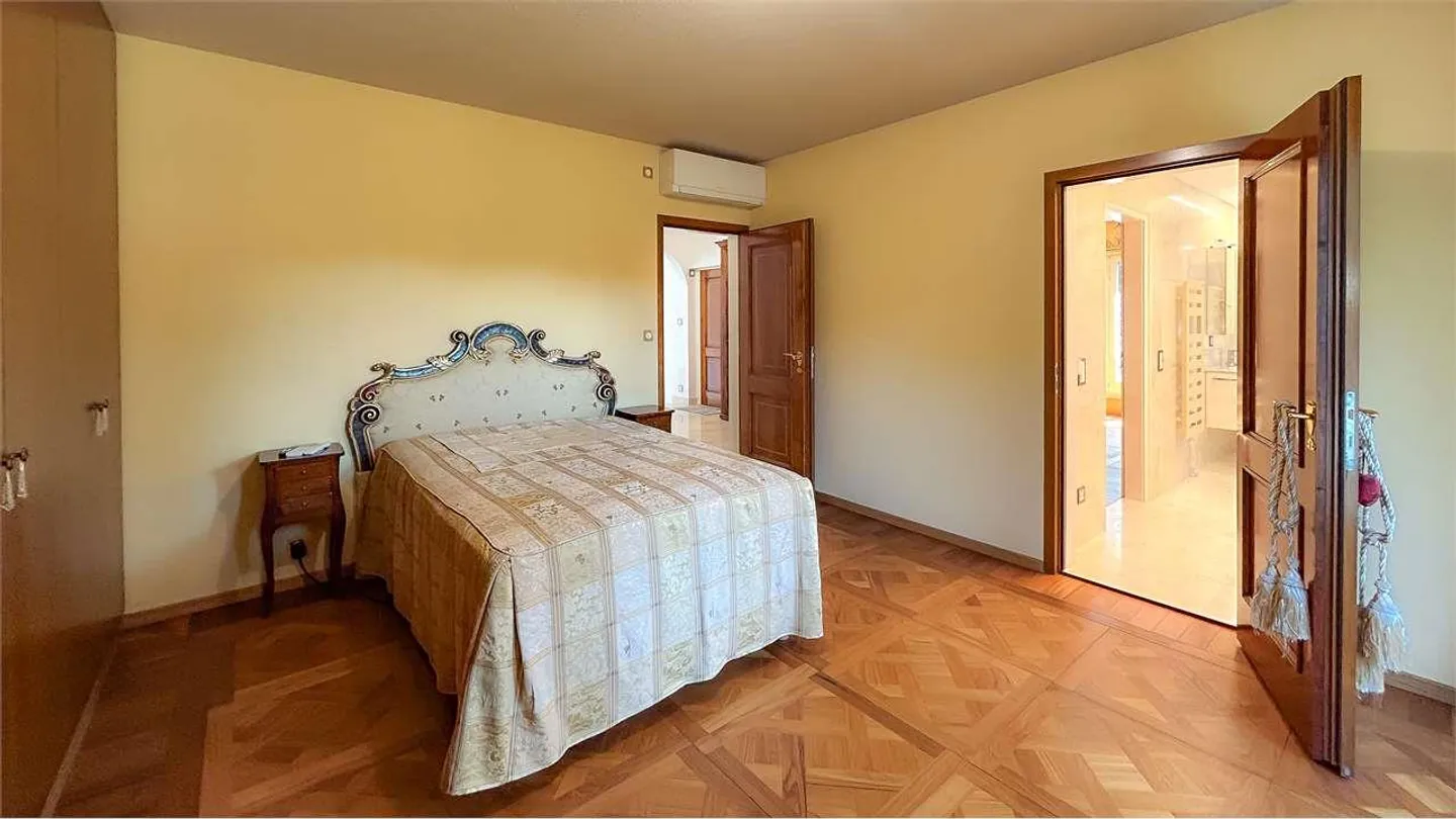 Villa with Pool and Outbuilding - Photo 10 of 13