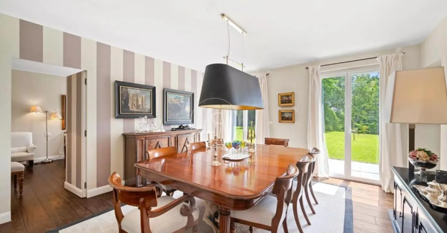 Elegant family property, without nuisance and with a view of the lake. - Photo 2 of 9