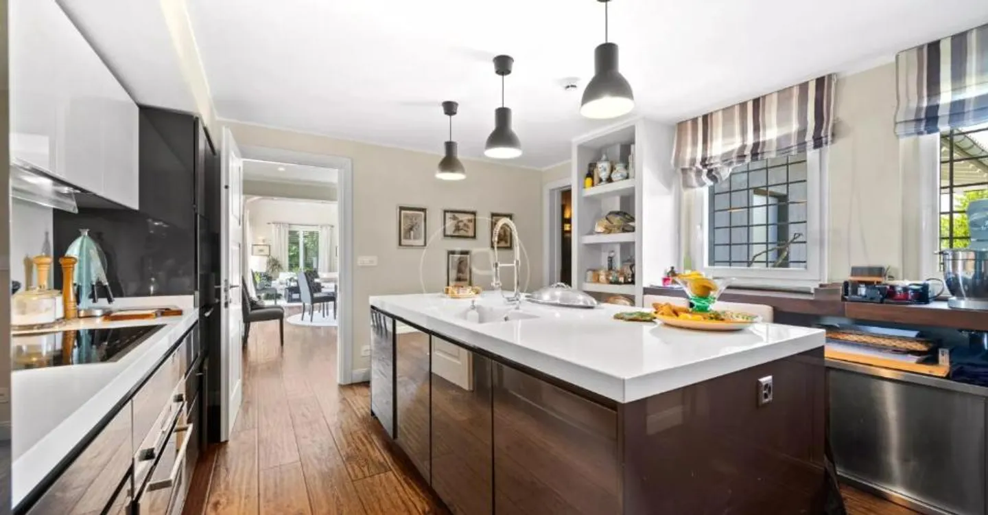 Elegant family property, without nuisance and with a view of the lake. - Photo 3 of 9