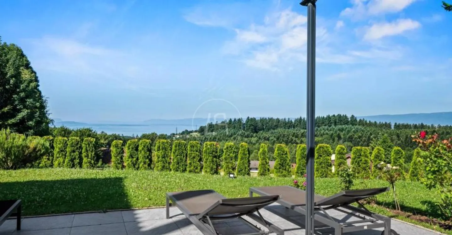 Elegant family property, without nuisance and with a view of the lake. - Photo 8 of 9