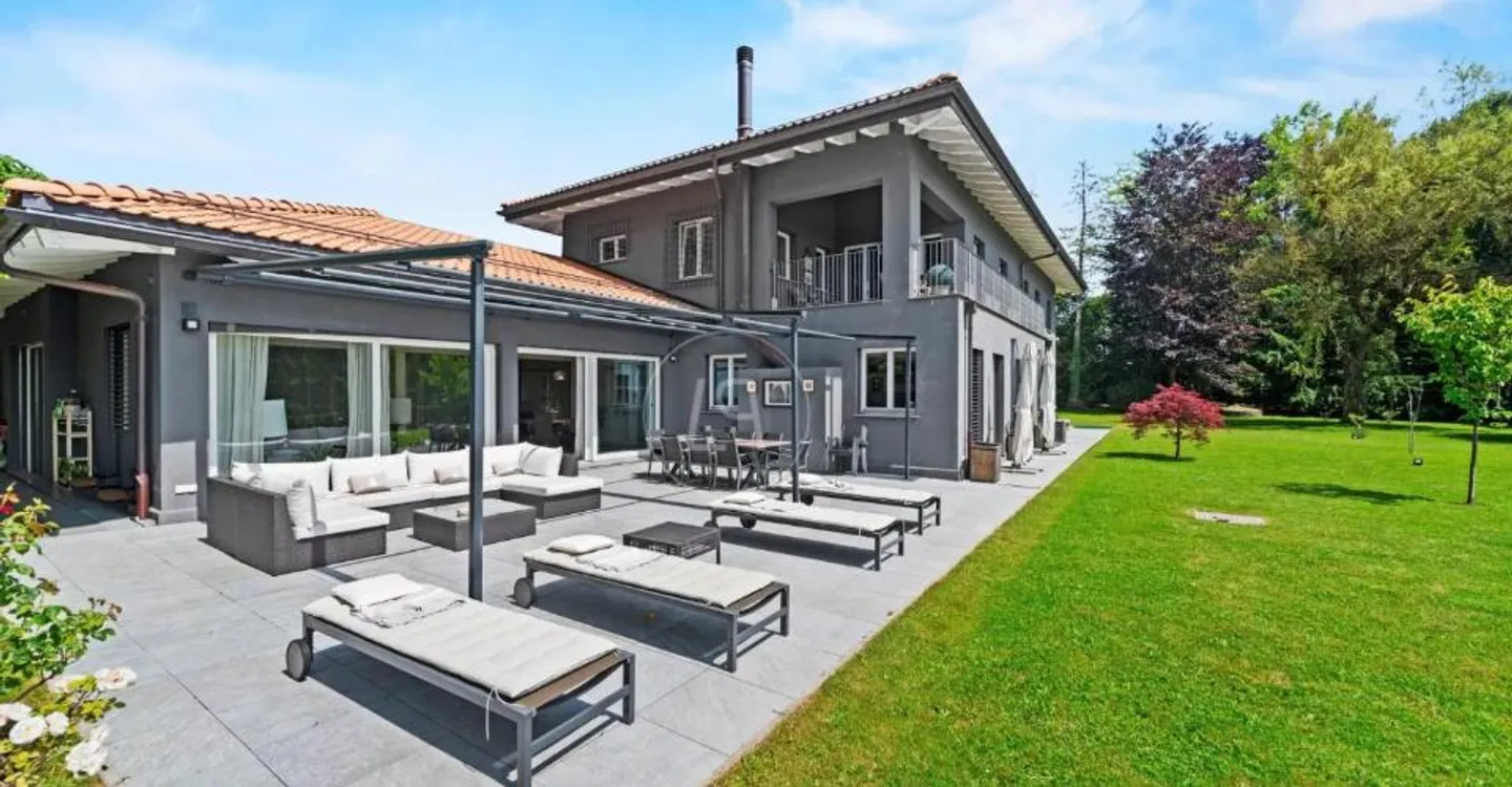 Elegant family property, without nuisance and with a view of the lake. - Photo 9 of 9