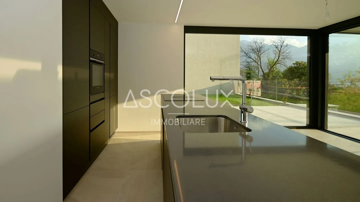 Charming Ground Floor Apartment - Photo 3 of 13