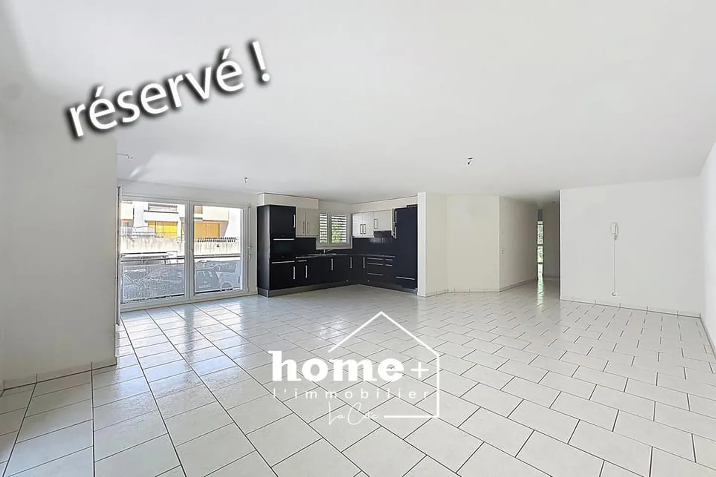 Beautiful bright apartment with large balcony - Photo 4 of 7