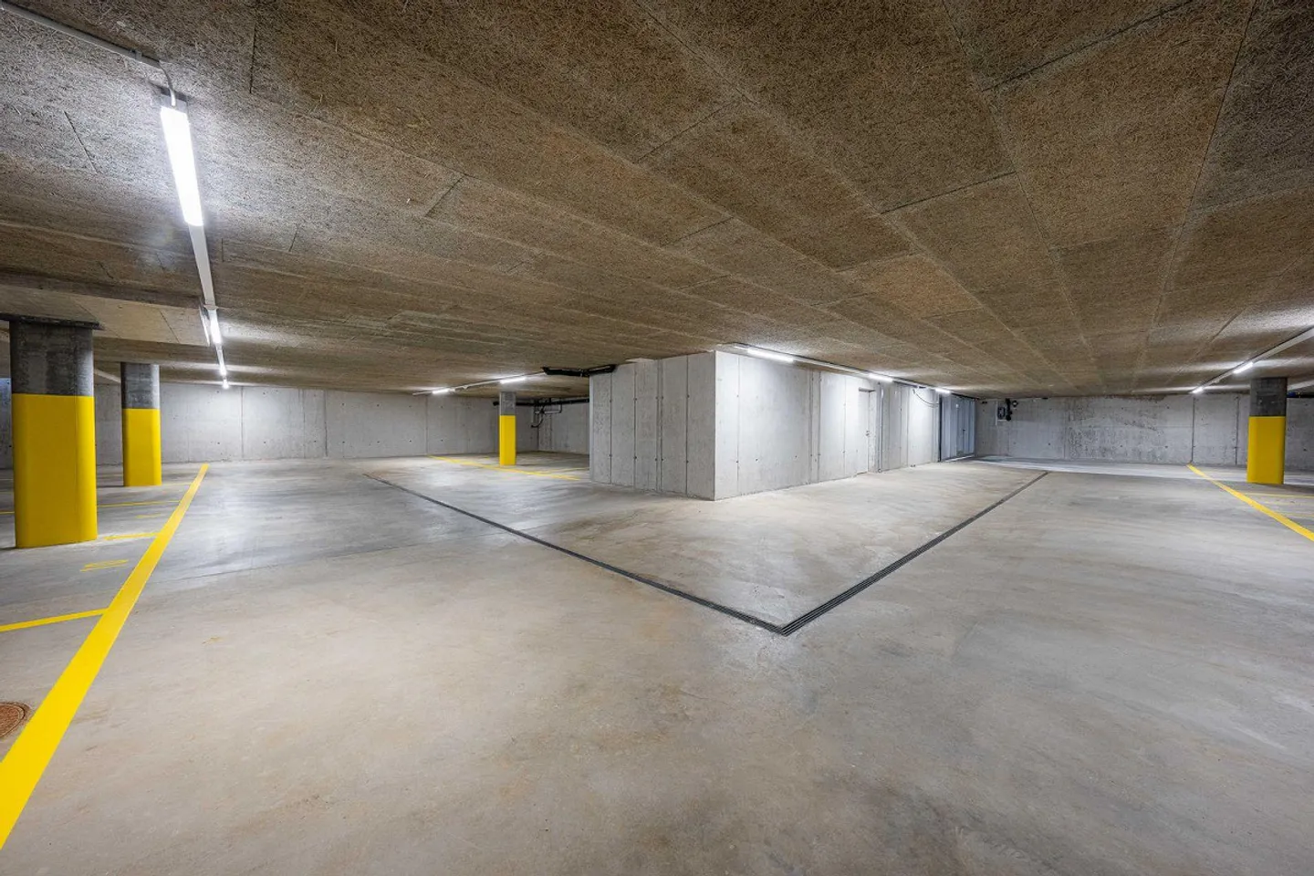 Sichere Tiefgaragenparkplätze - Foto 3 von 4