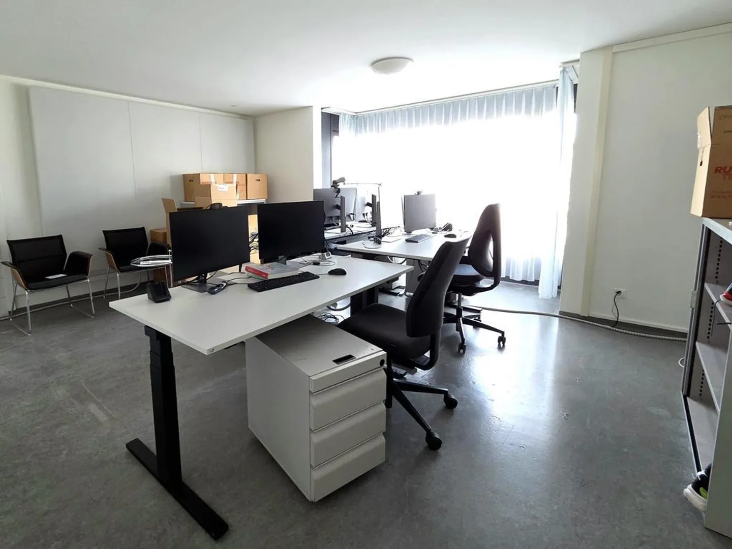 Espace de bureau central incluant un aménagement de base - Photo 2 sur 6