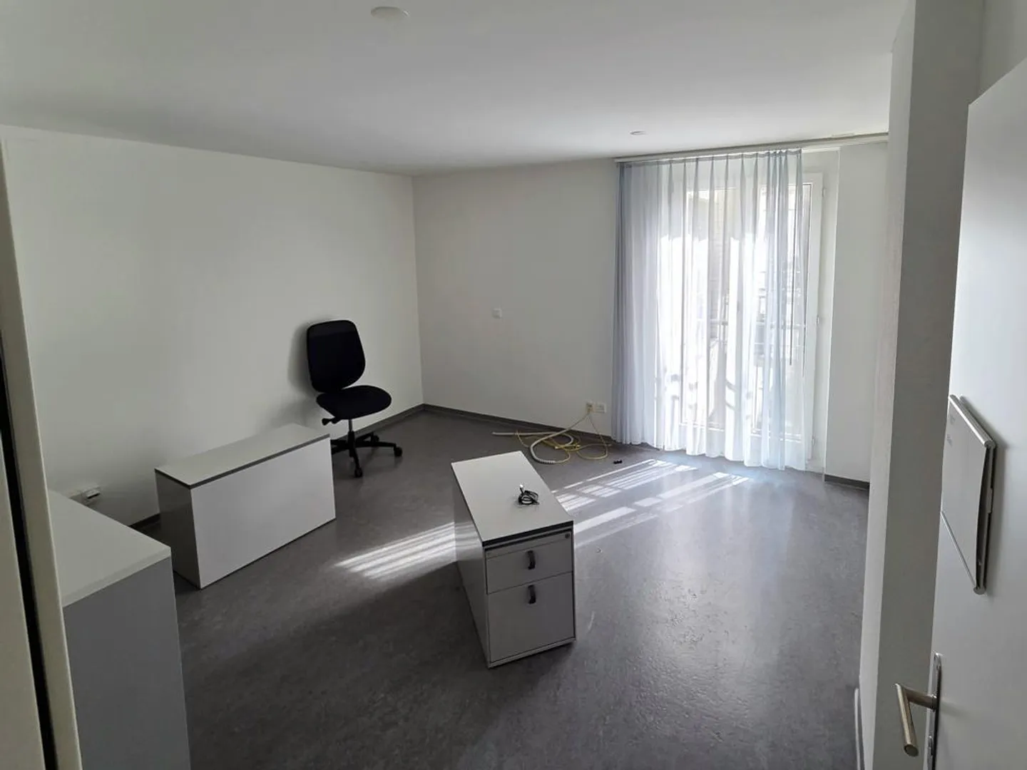 Espace de bureau central incluant un aménagement de base - Photo 3 sur 6