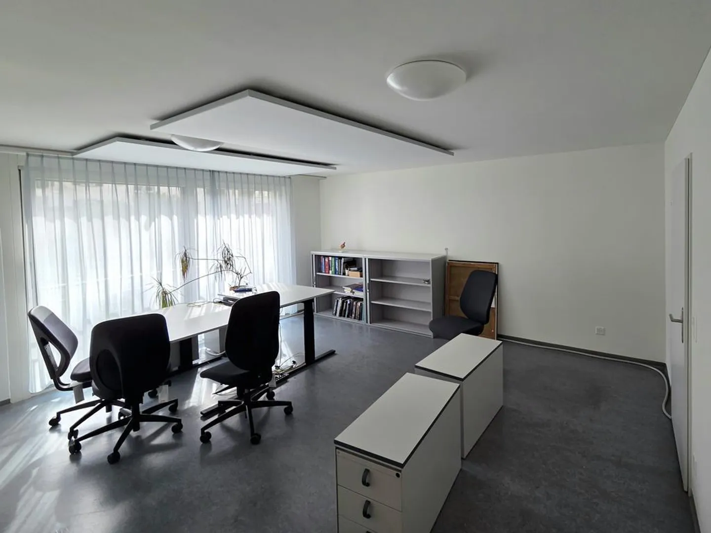Espace de bureau central incluant un aménagement de base - Photo 4 sur 6