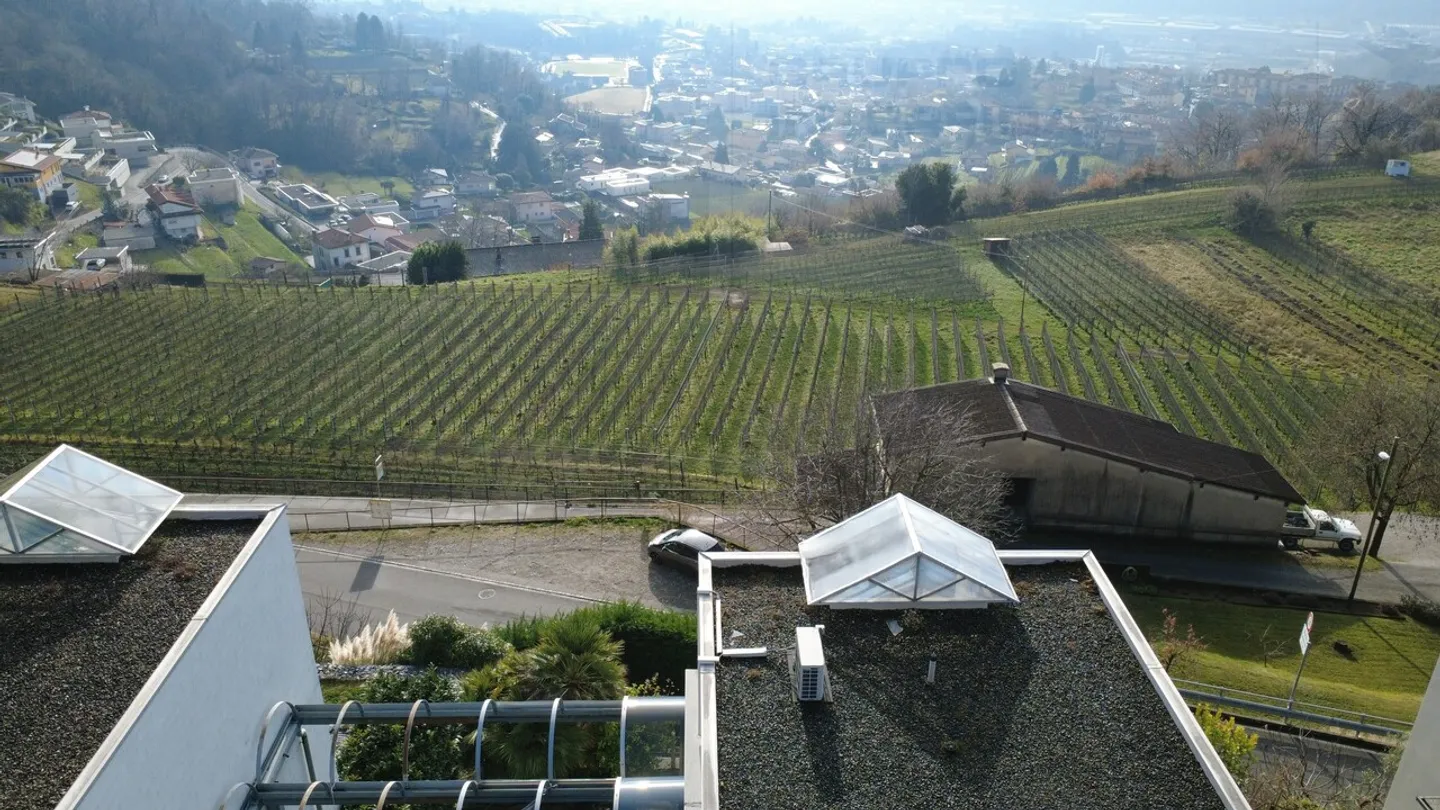 BELLE MAISON AVEC GRANDES TERRASSES ET VUE OUVERTE - Photo 2 sur 9