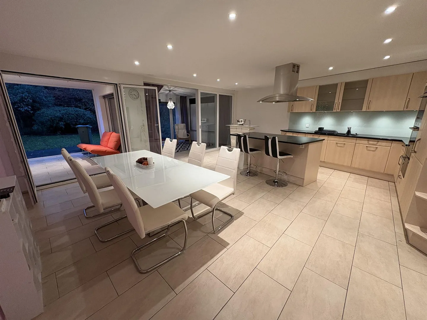 🏡 Appartement meublé de 4,5 pièces à louer à Binningen - Photo 2 sur 13