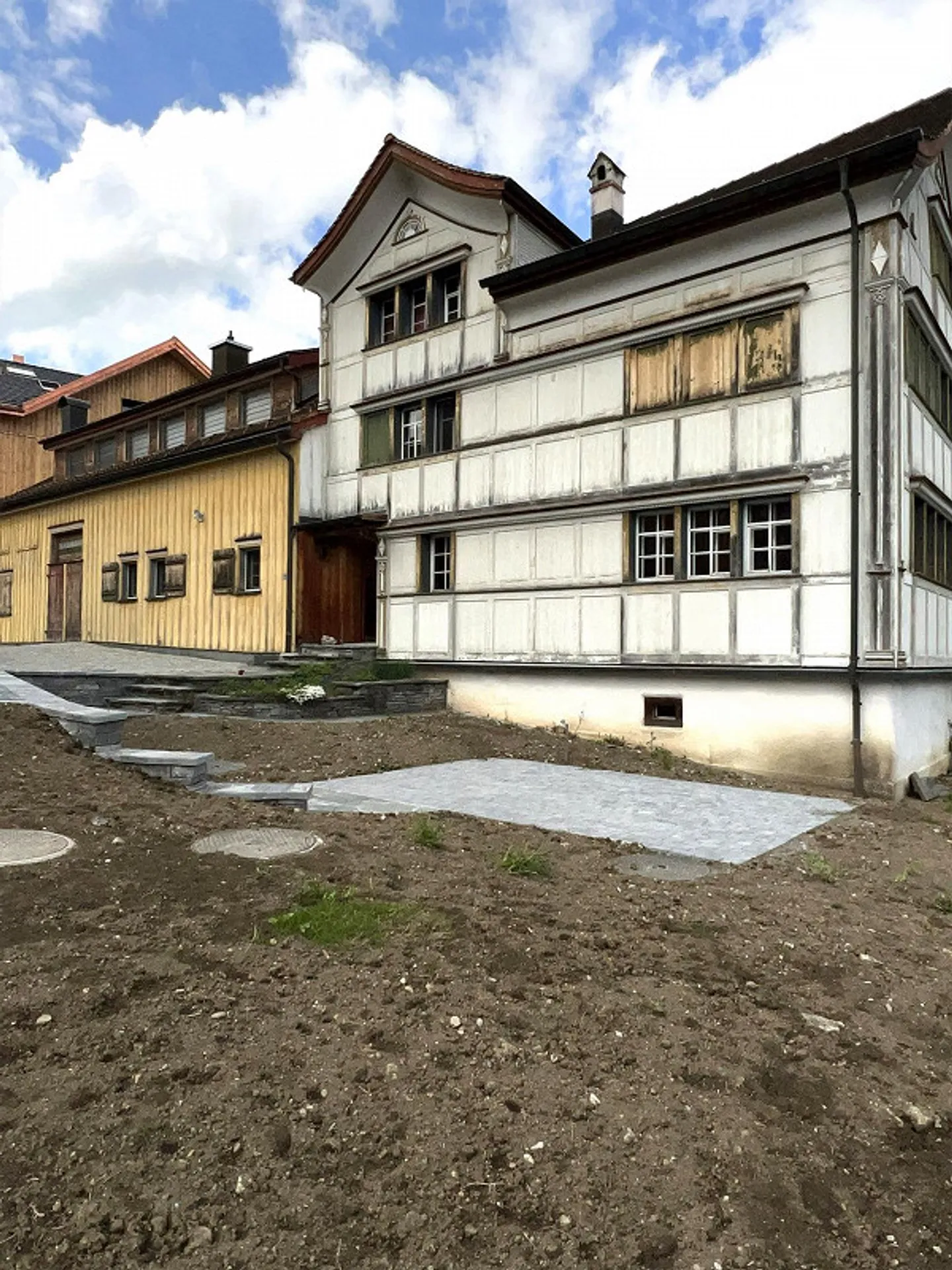 Charming old-style apartment for rent on the ground floor with outdoor seating - Photo 2 of 19