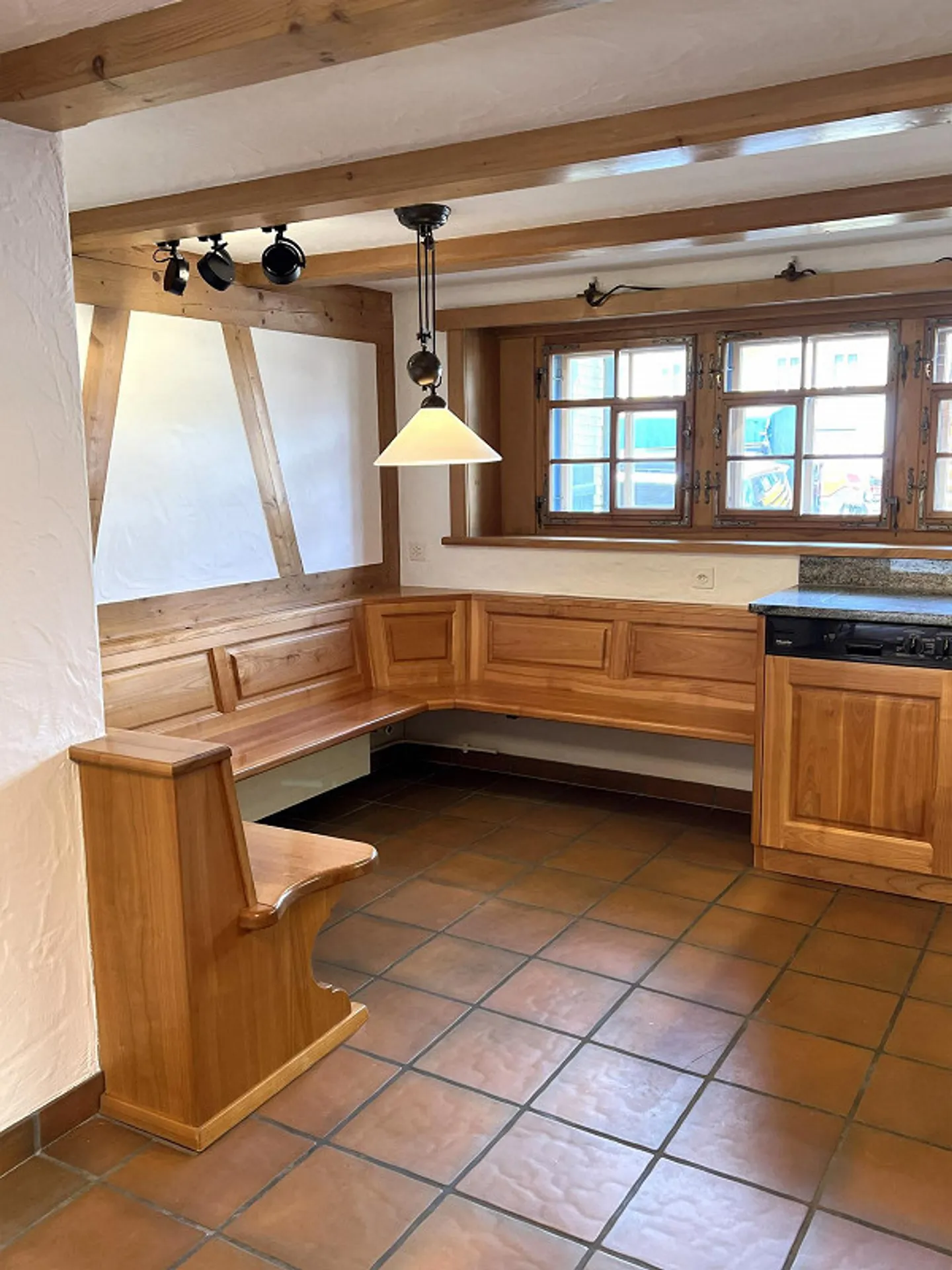 Charming old-style apartment for rent on the ground floor with outdoor seating - Photo 4 of 19