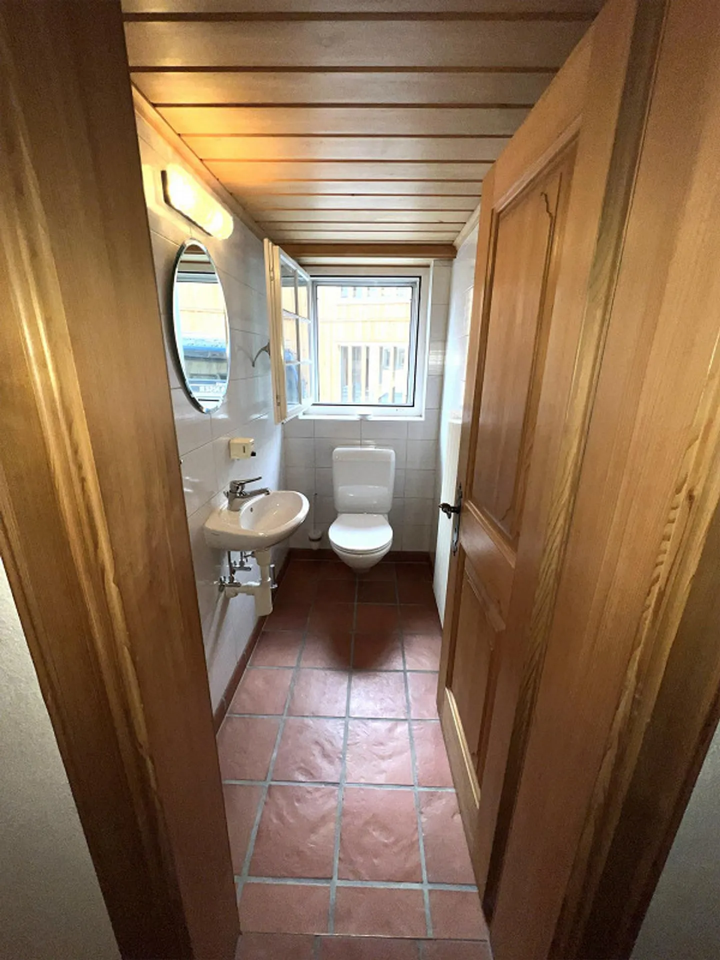 Charming old-style apartment for rent on the ground floor with outdoor seating - Photo 9 of 19