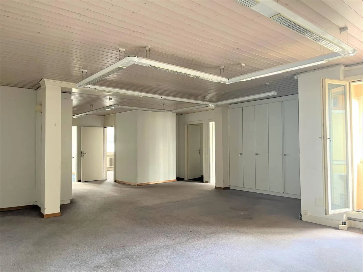 Very bright area - 305m2 offices - Photo 2 of 7