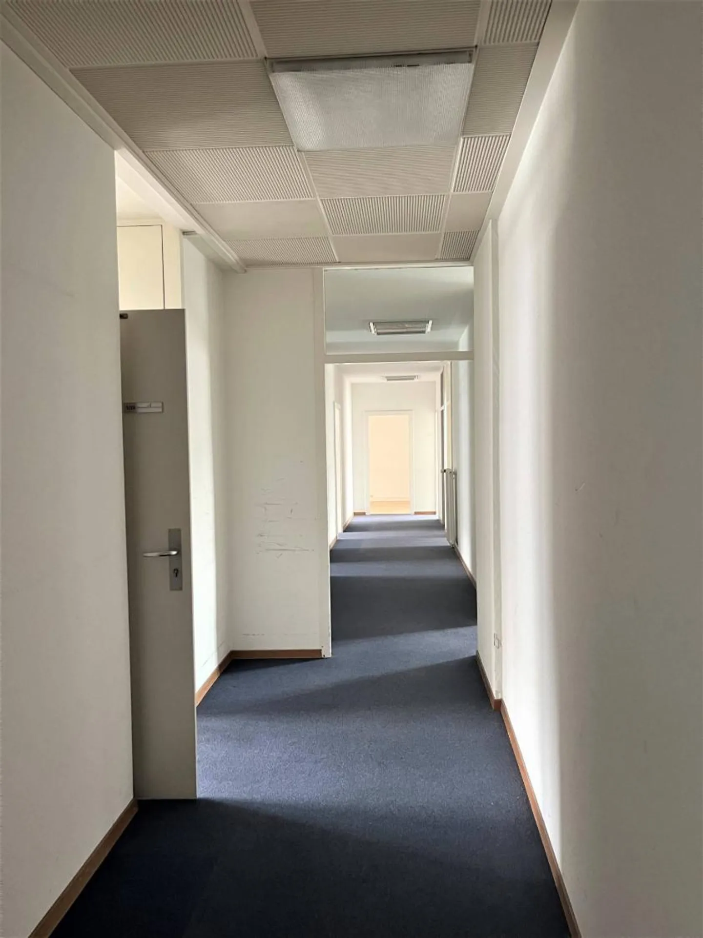 Very bright area - 305m2 offices - Photo 4 of 7