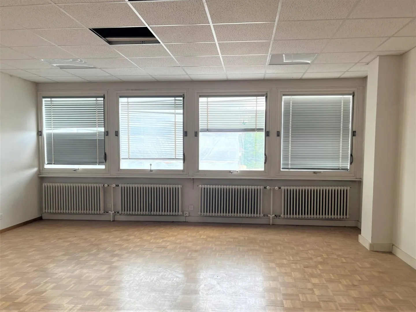 Very bright area - 305m2 offices - Photo 5 of 7