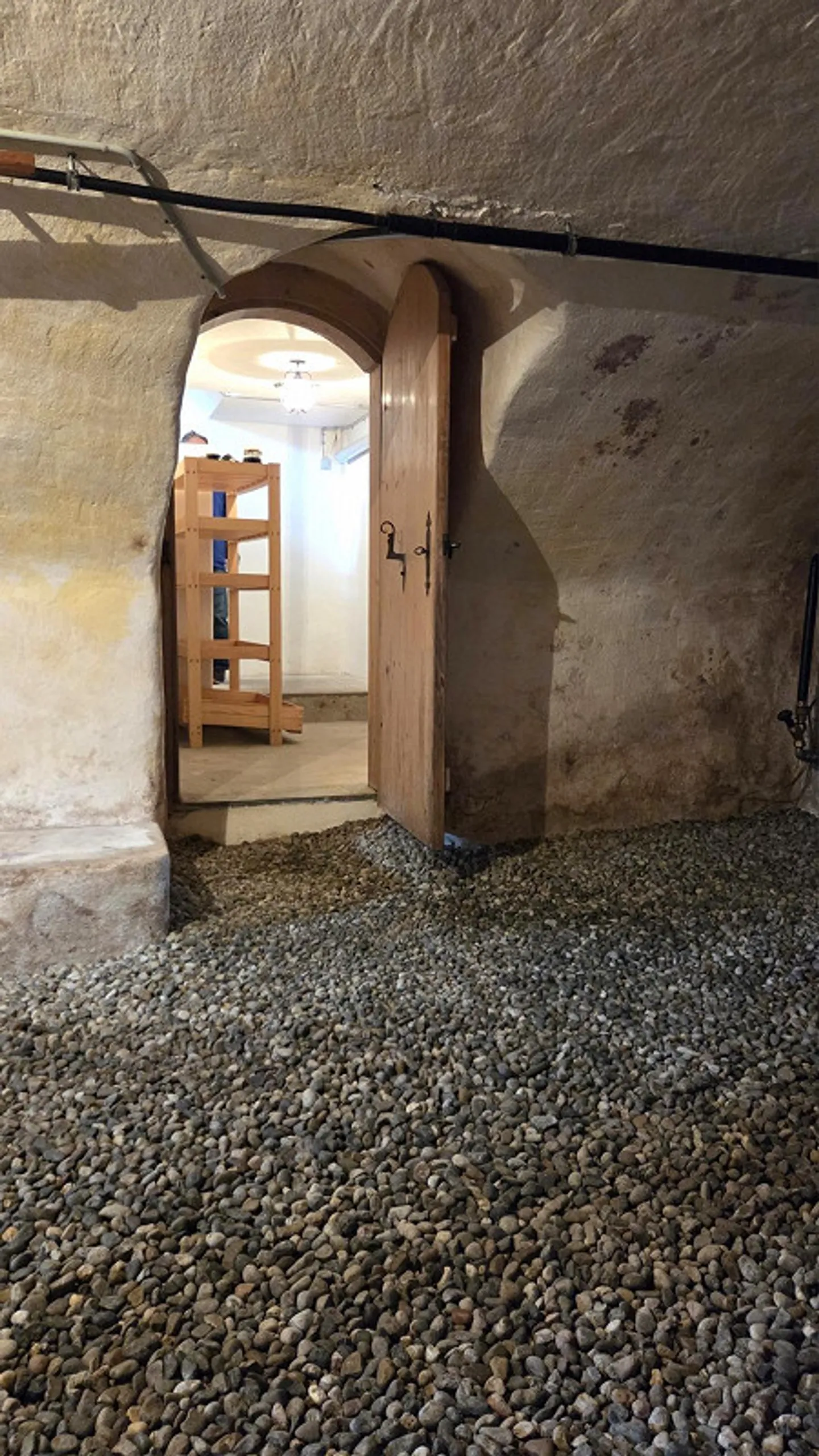 Charming old-style apartment for rent on the ground floor with outdoor seating - Photo 16 of 19