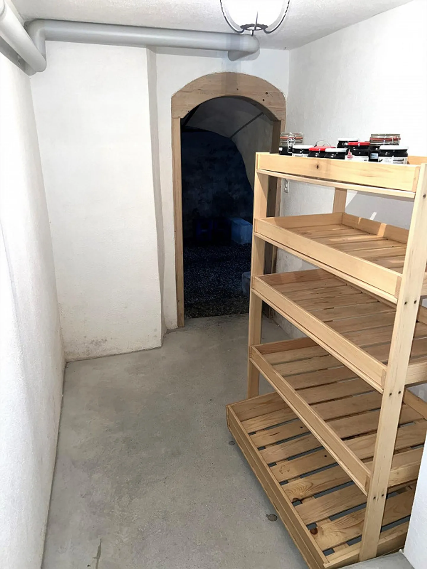 Charming old-style apartment for rent on the ground floor with outdoor seating - Photo 17 of 19