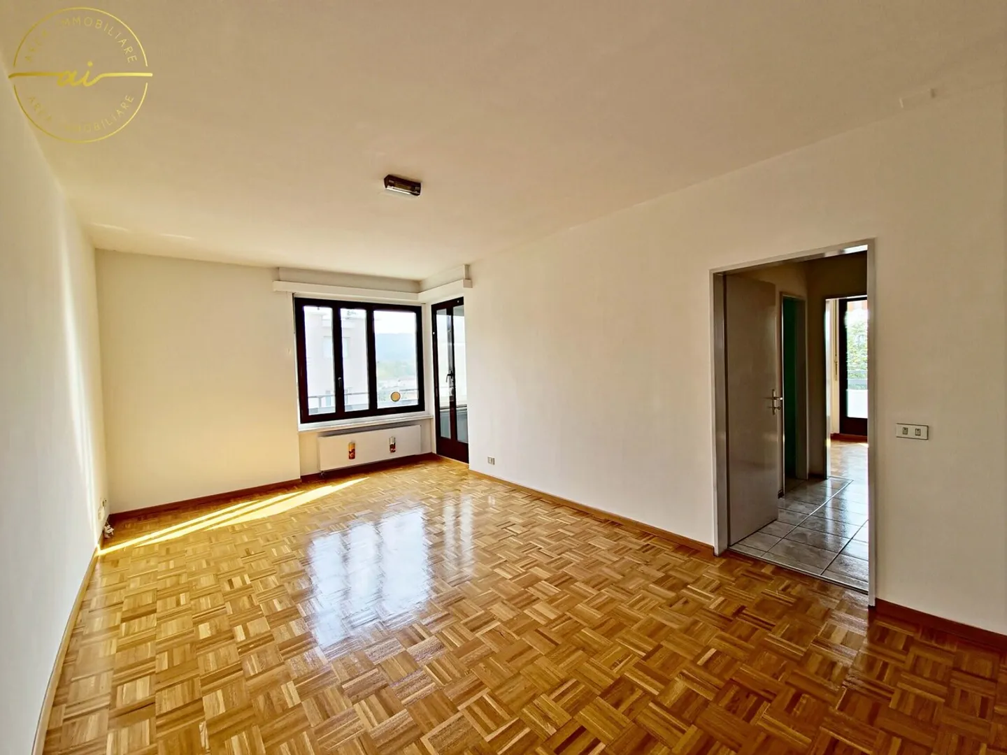 ACCOGLIENTE 3.5 LOCALI CON BALCONE E VERANDA A MORBIO INF. - Foto 3 di 13