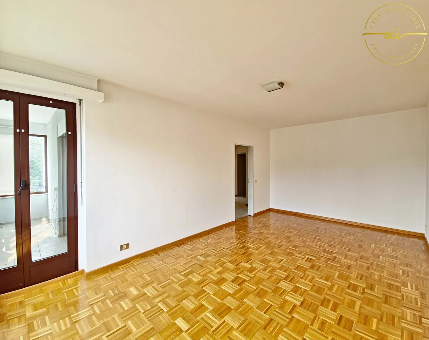 ACCOGLIENTE 3.5 LOCALI CON BALCONE E VERANDA A MORBIO INF. - Foto 4 di 13