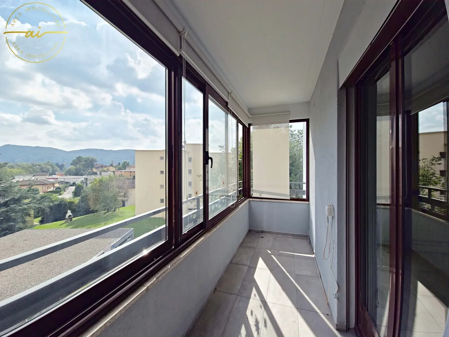 ACCOGLIENTE 3.5 LOCALI CON BALCONE E VERANDA A MORBIO INF. - Foto 5 di 13