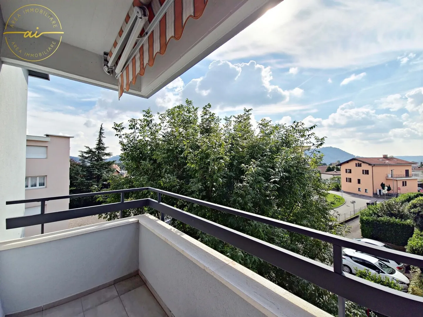 ACCOGLIENTE 3.5 LOCALI CON BALCONE E VERANDA A MORBIO INF. - Foto 1 di 13