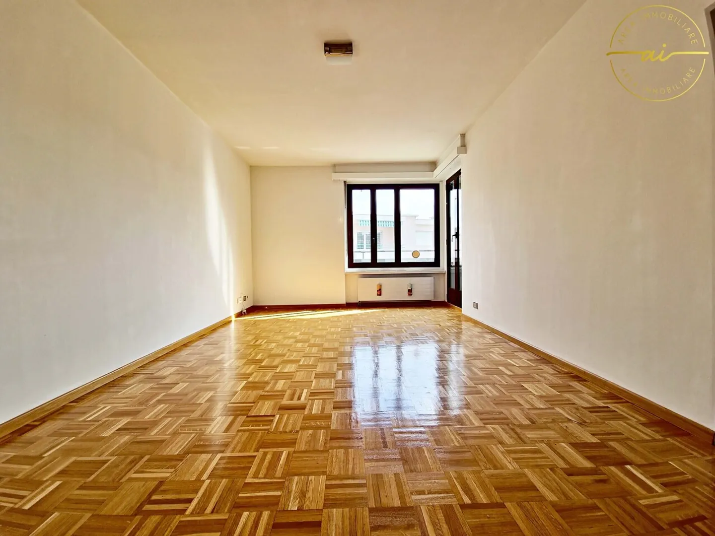 ACCOGLIENTE 3.5 LOCALI CON BALCONE E VERANDA A MORBIO INF. - Foto 2 di 13