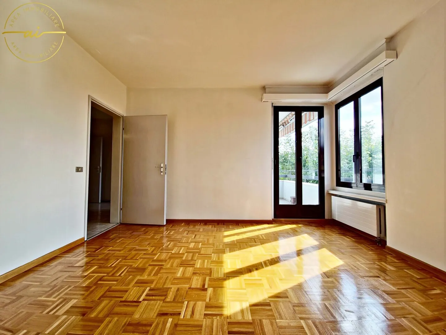 ACCOGLIENTE 3.5 LOCALI CON BALCONE E VERANDA A MORBIO INF. - Foto 9 di 13