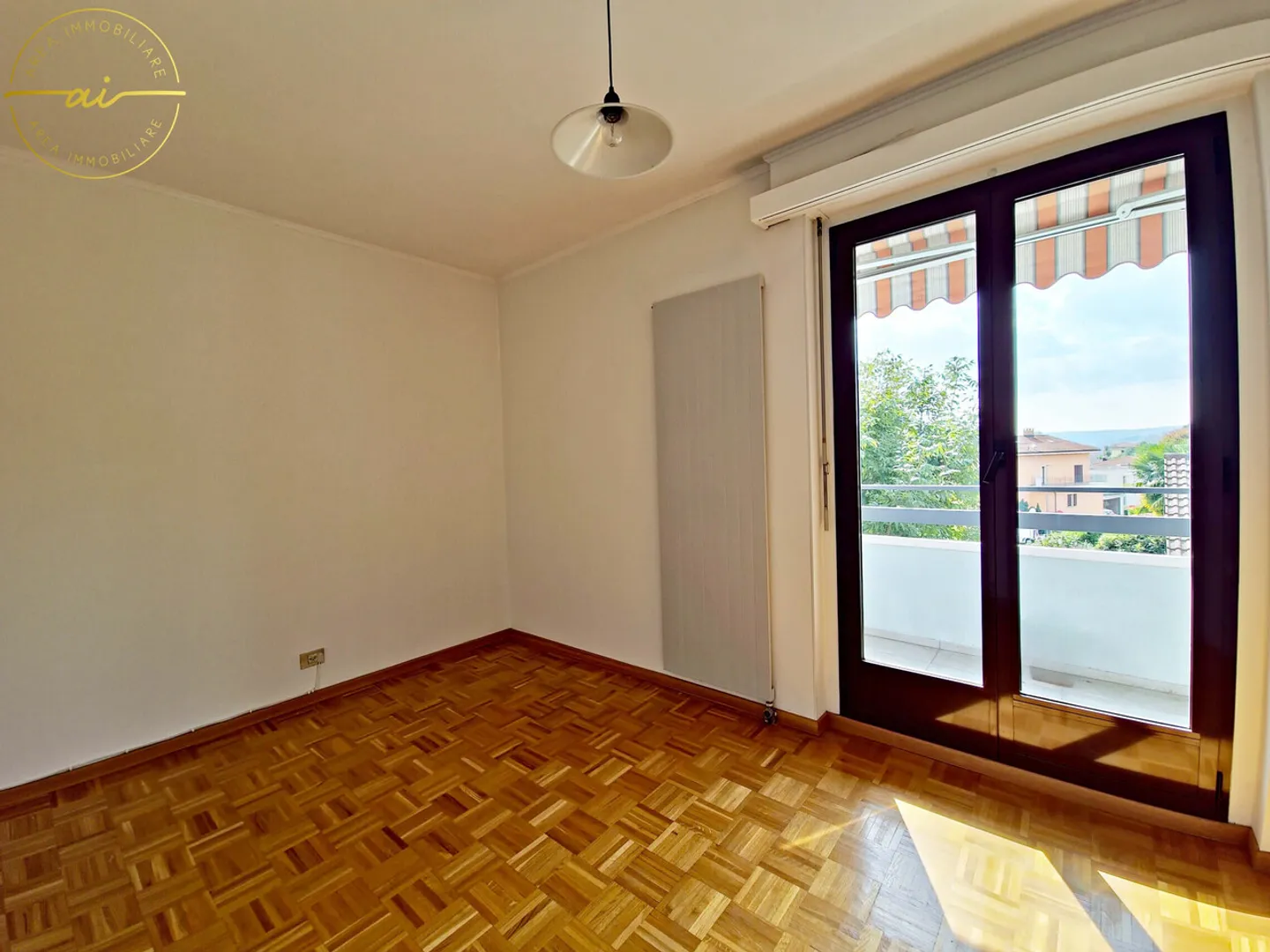 ACCOGLIENTE 3.5 LOCALI CON BALCONE E VERANDA A MORBIO INF. - Foto 8 di 13